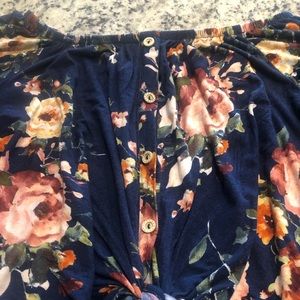 Floral off the shoulder tie top😍